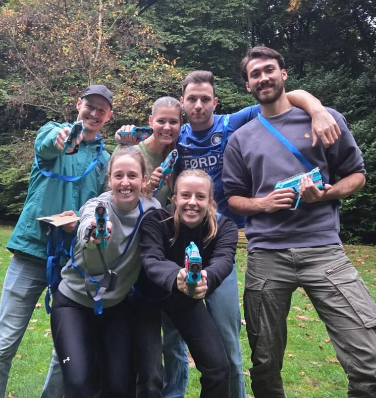 Groep kinderen spelen lasergame